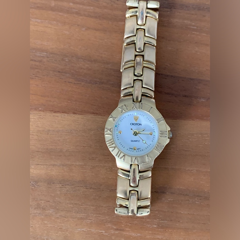 Croton ladies gold plated quartz movement watch with extra links. - Picture 2 of 5